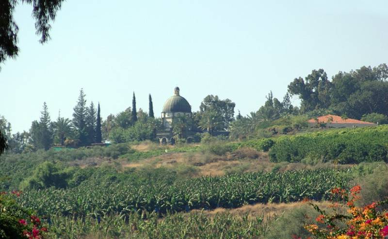 photo of the mount of beatitudes, surrounded by plants and grassy field
