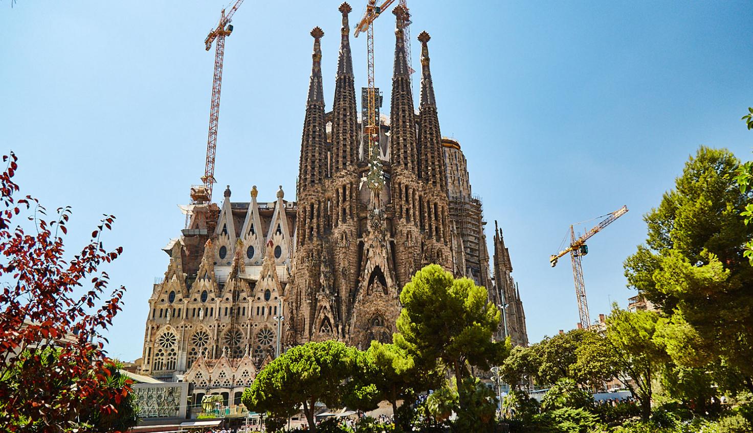 Who Started The Basilica De La Sagrada Familia